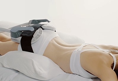 Bodyforming-Anwendung mit Applicatoren an Gesäß und unterem Rücken