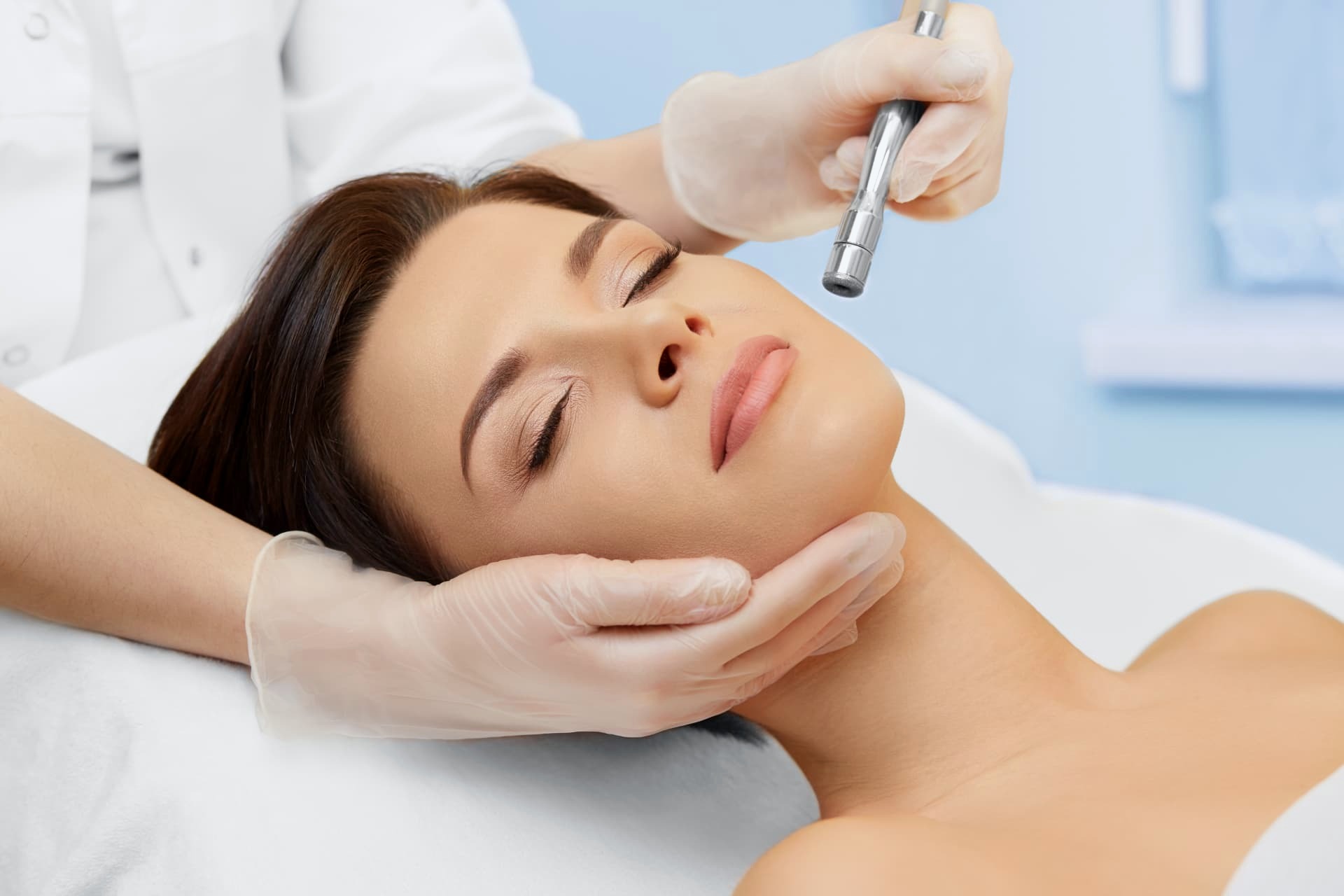 Diamant-Microdermabrasion mit Metall-Aufsatz an der Wange